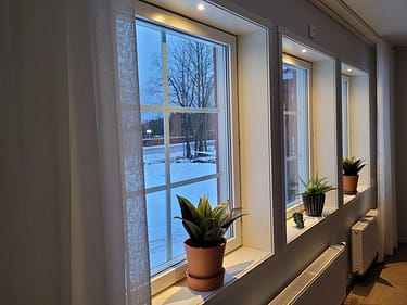 Kveldsbilde av dimbare mini spotlights i vinduskarm
