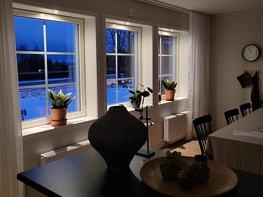 Kveldsbilde av vinduer med mini spotlights