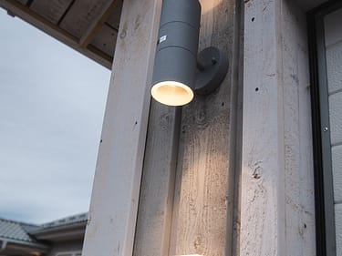Nærbilde av fasadebelysning på et Älvsbyhus